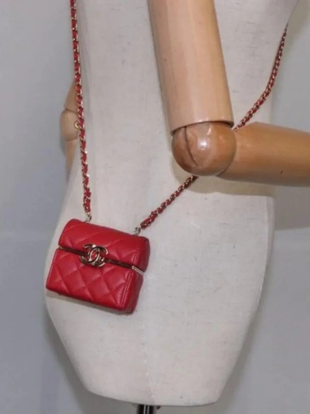 CHANEL Small Box Matelasse Chain Pouch Lamb Skin Red CC Auth 108916AV